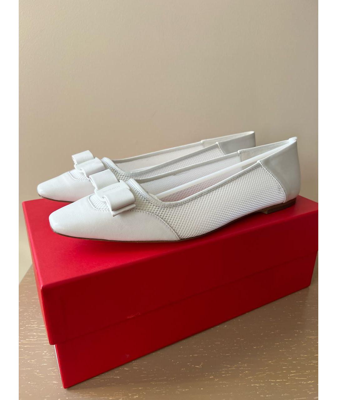 FERRAGAMO Белые кожаные балетки, фото 3