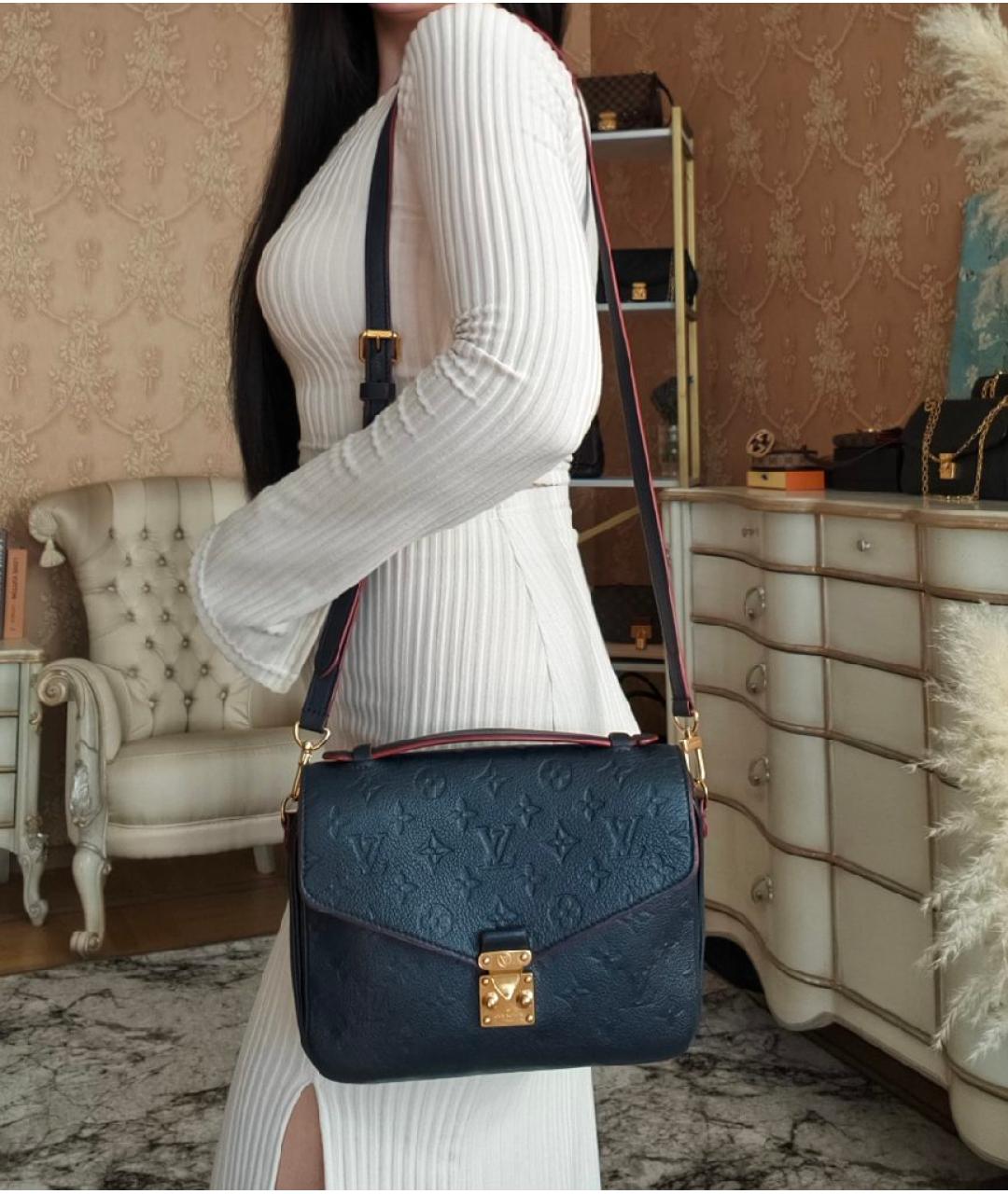 LOUIS VUITTON Темно-синяя кожаная сумка с короткими ручками, фото 4