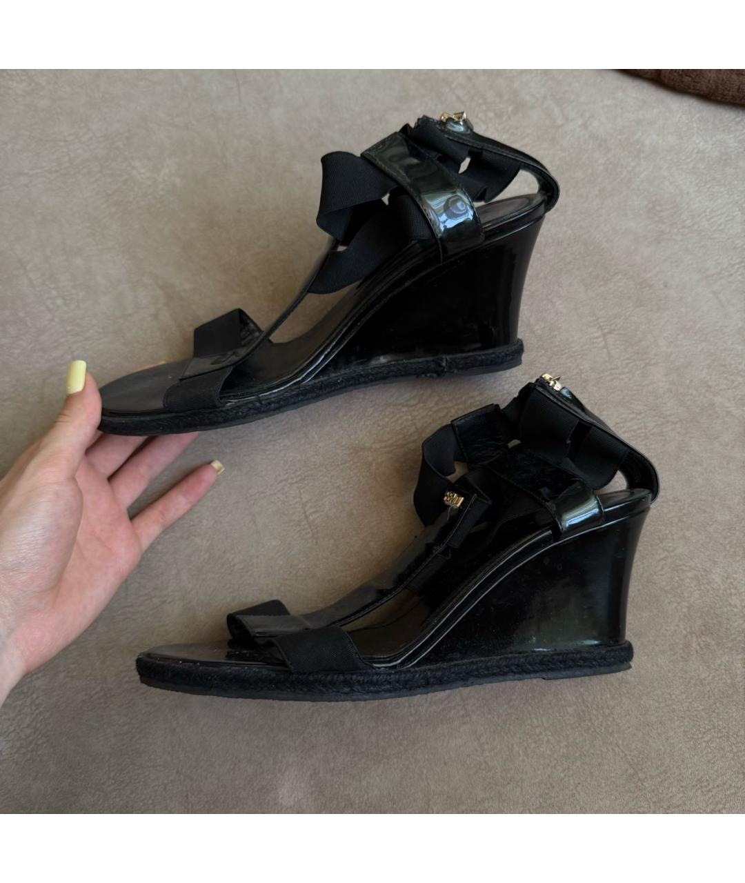 FENDI Черные босоножки из лакированной кожи, фото 8
