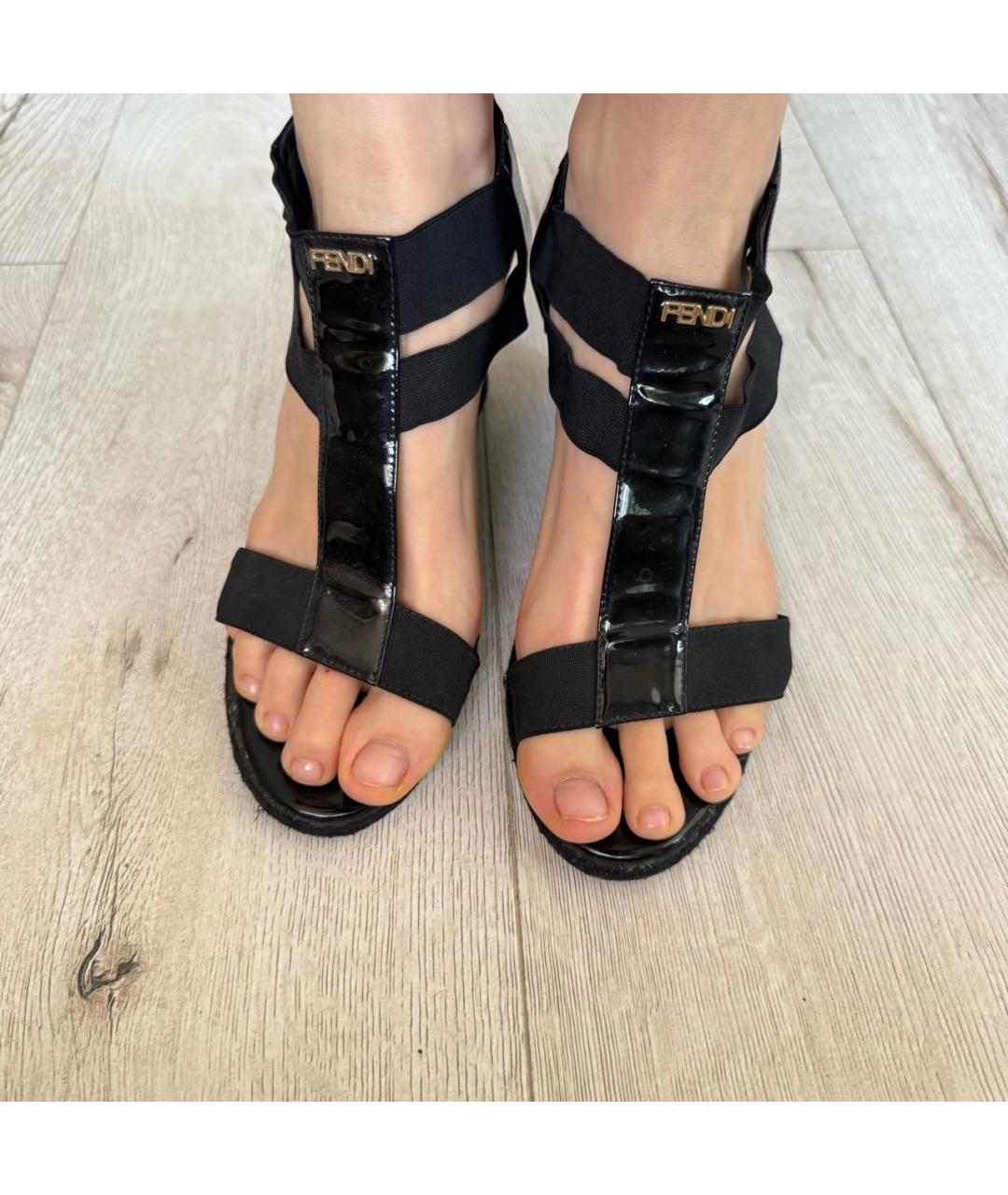 FENDI Черные босоножки из лакированной кожи, фото 3