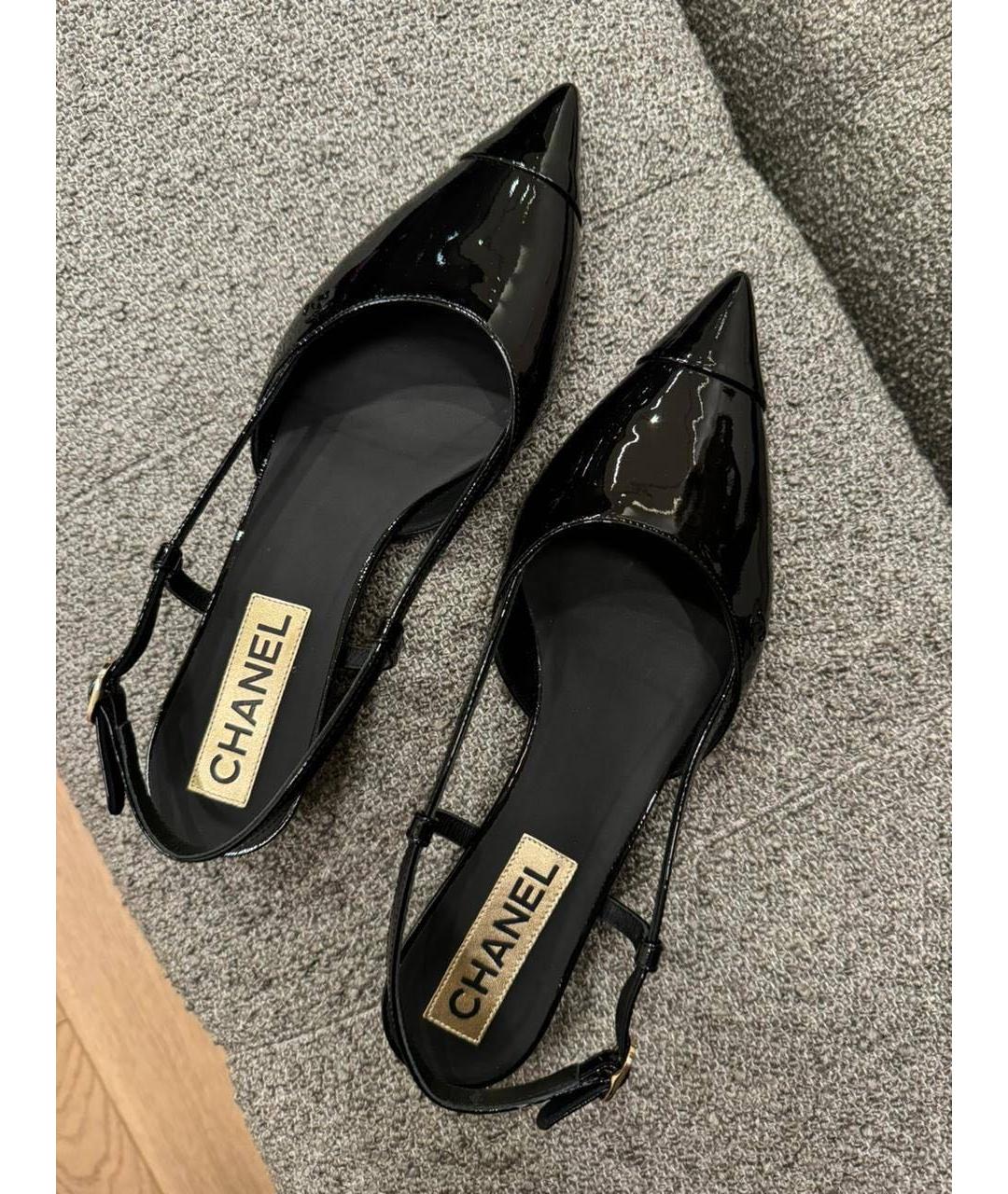 CHANEL Черные лодочки на низком каблуке из лакированной кожи, фото 3