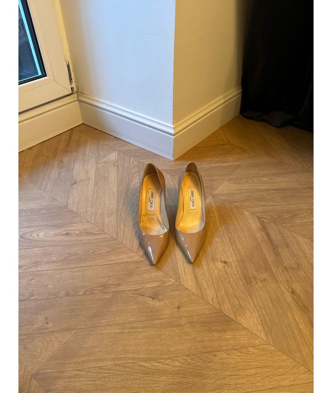 JIMMY CHOO Бежевые туфли из лакированной кожи, фото 3