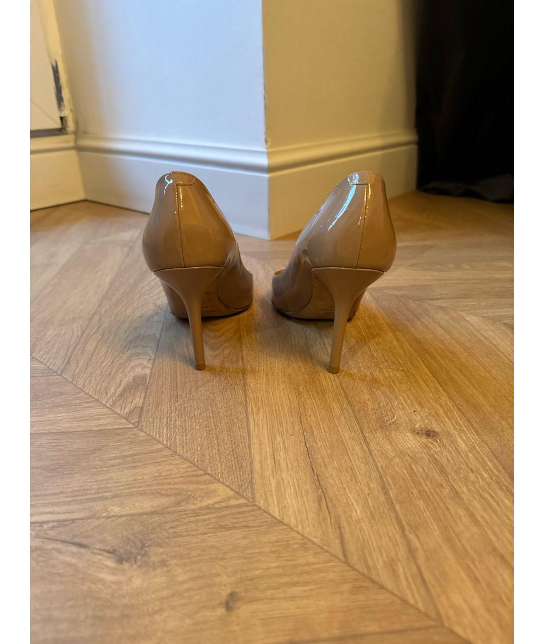 JIMMY CHOO Бежевые туфли из лакированной кожи, фото 4