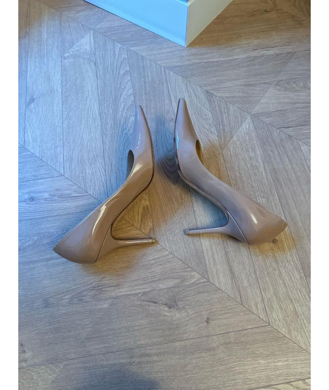 JIMMY CHOO Бежевые туфли из лакированной кожи, фото 5