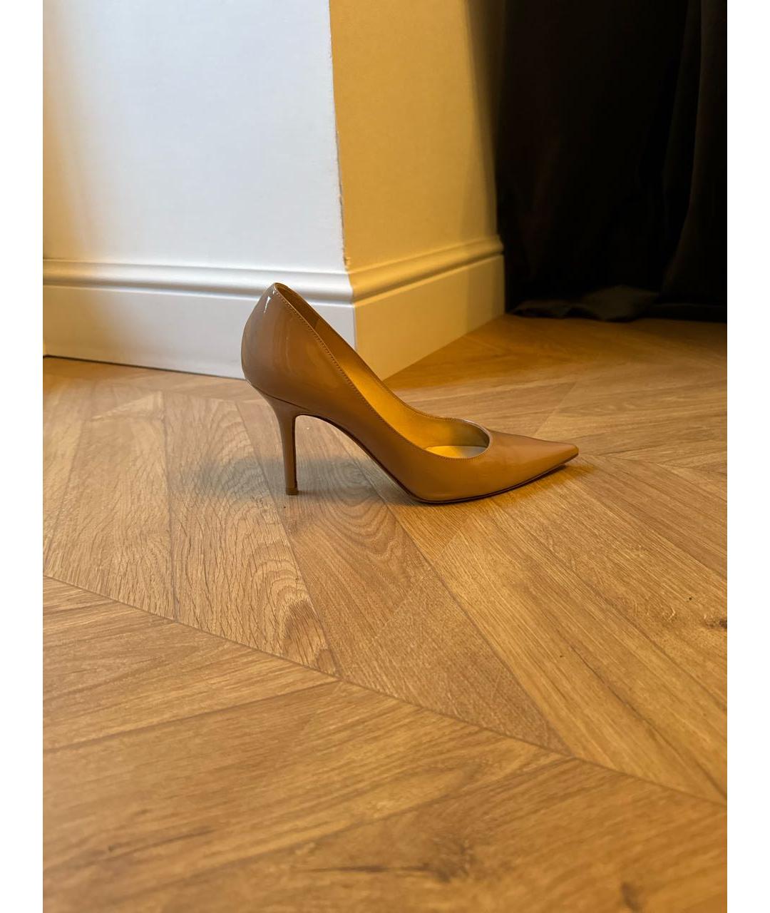 JIMMY CHOO Бежевые туфли из лакированной кожи, фото 7