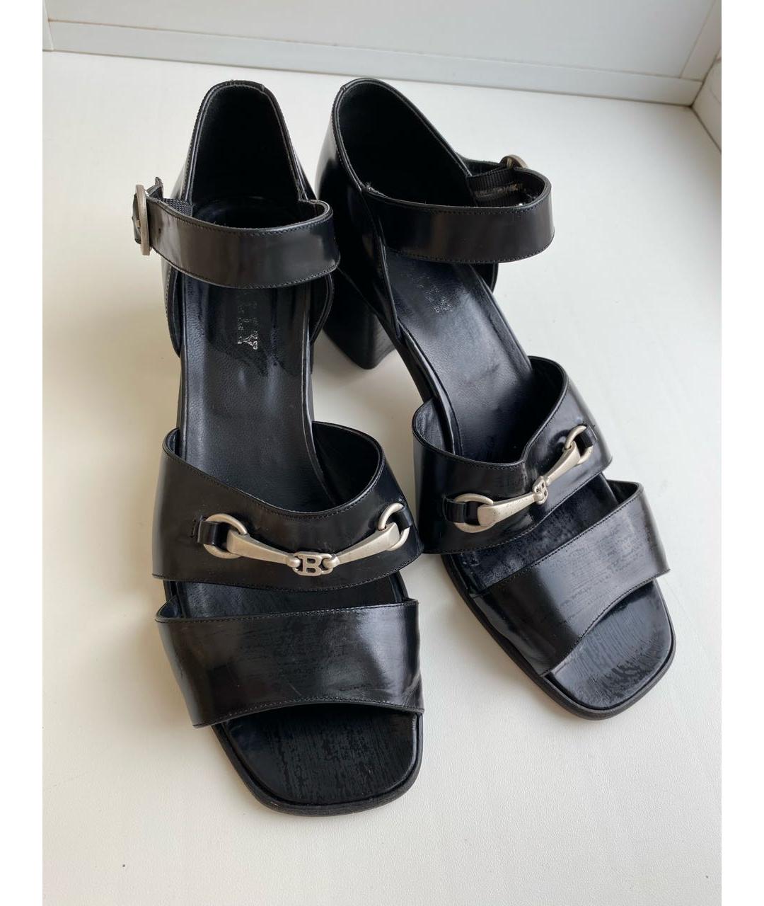 BALLY Черные босоножки из лакированной кожи, фото 2