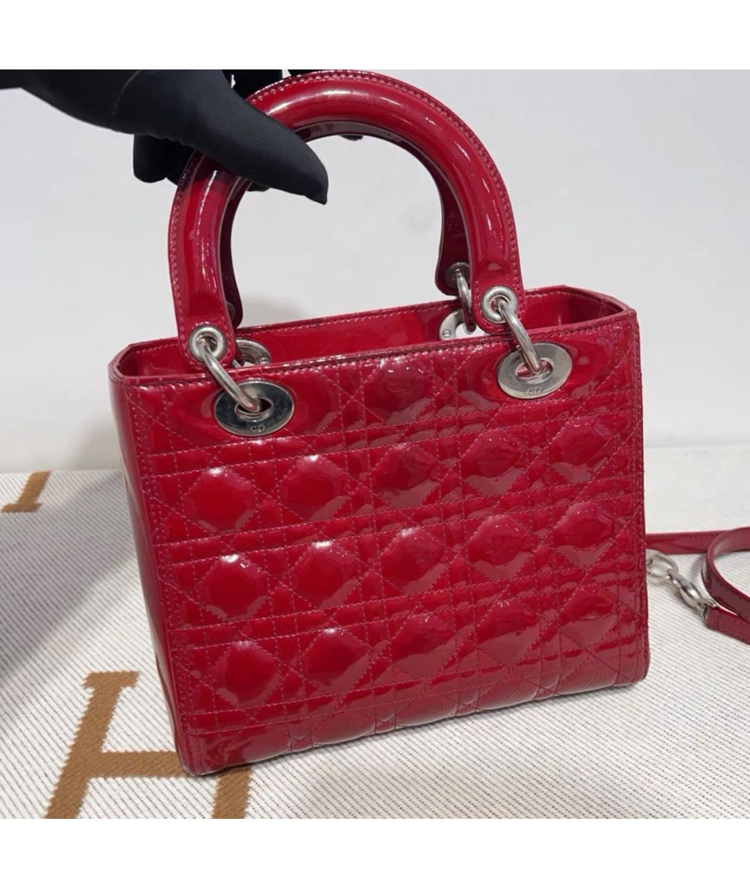 CHRISTIAN DIOR Красная сумка с короткими ручками из лакированной кожи, фото 2