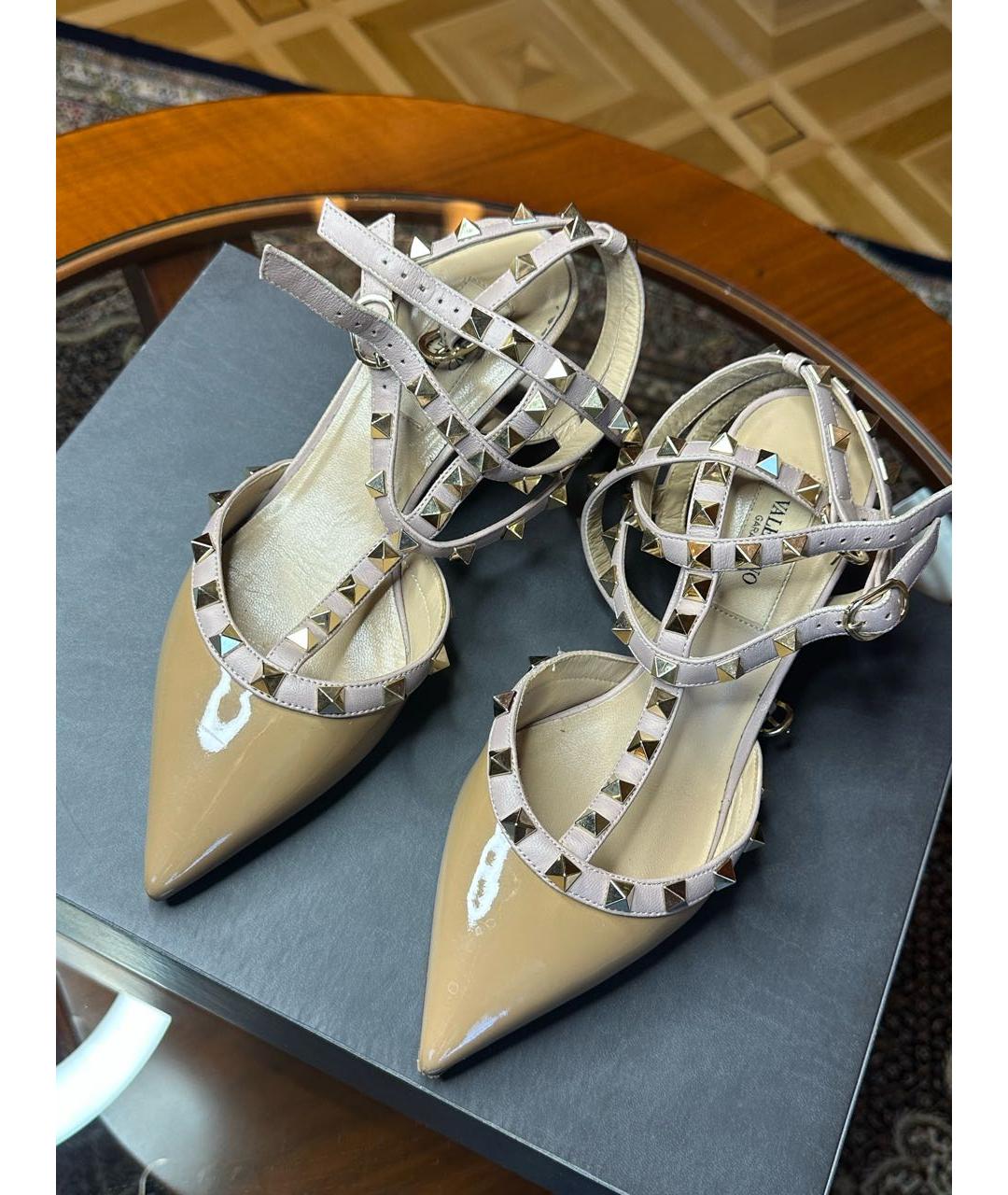 VALENTINO Бежевые туфли из лакированной кожи, фото 2