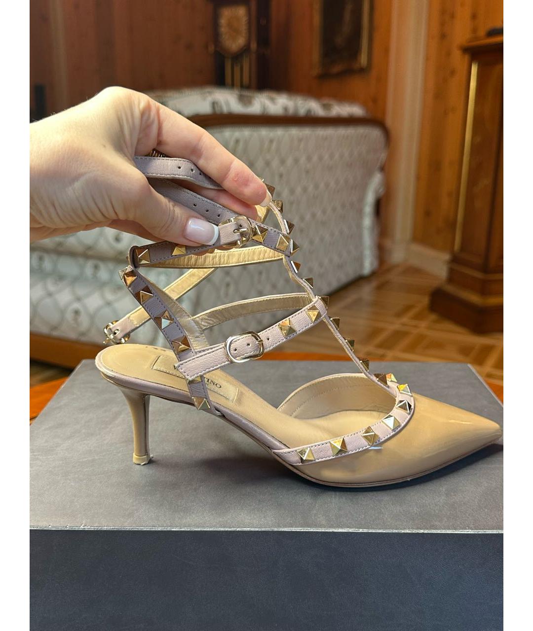 VALENTINO Бежевые туфли из лакированной кожи, фото 9