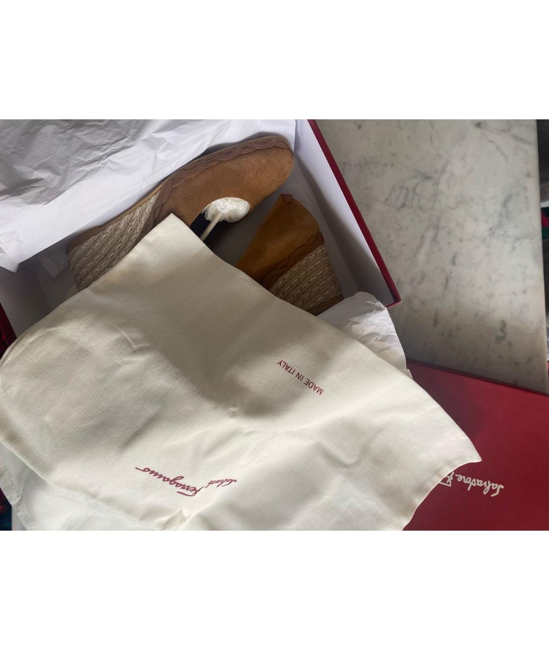 FERRAGAMO Горчичные замшевые туфли, фото 6