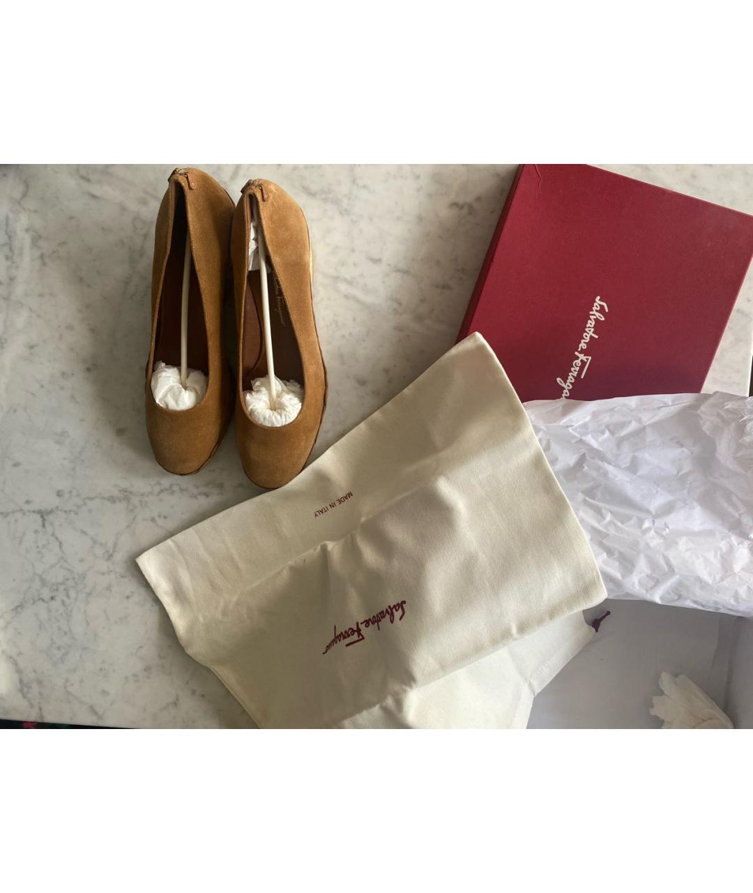 FERRAGAMO Горчичные замшевые туфли, фото 2
