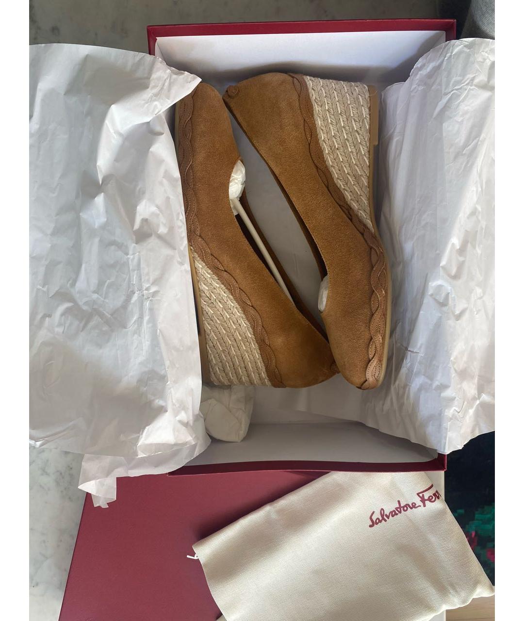 FERRAGAMO Горчичные замшевые туфли, фото 5