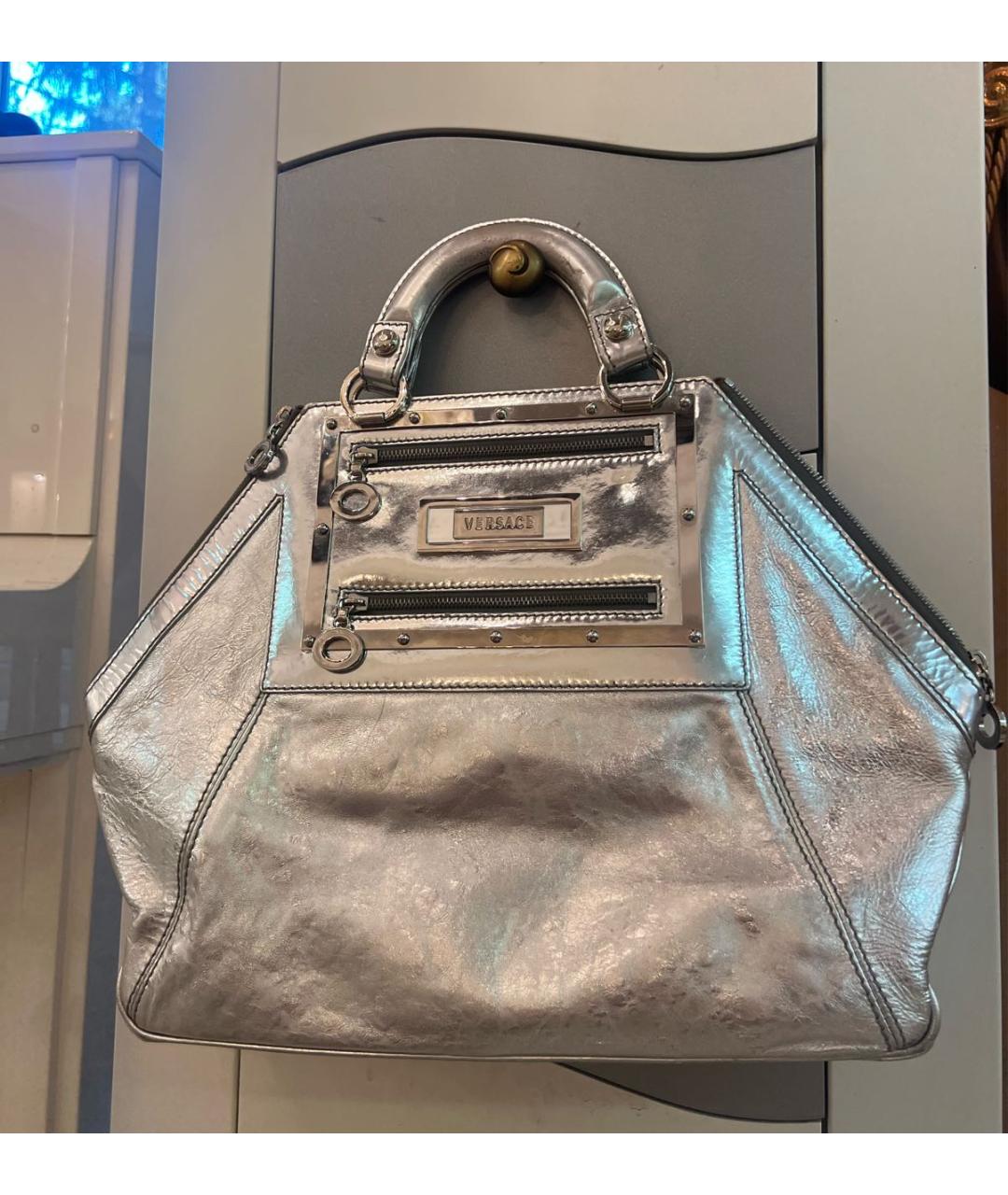 VERSACE Серебряная кожаная сумка с короткими ручками, фото 6