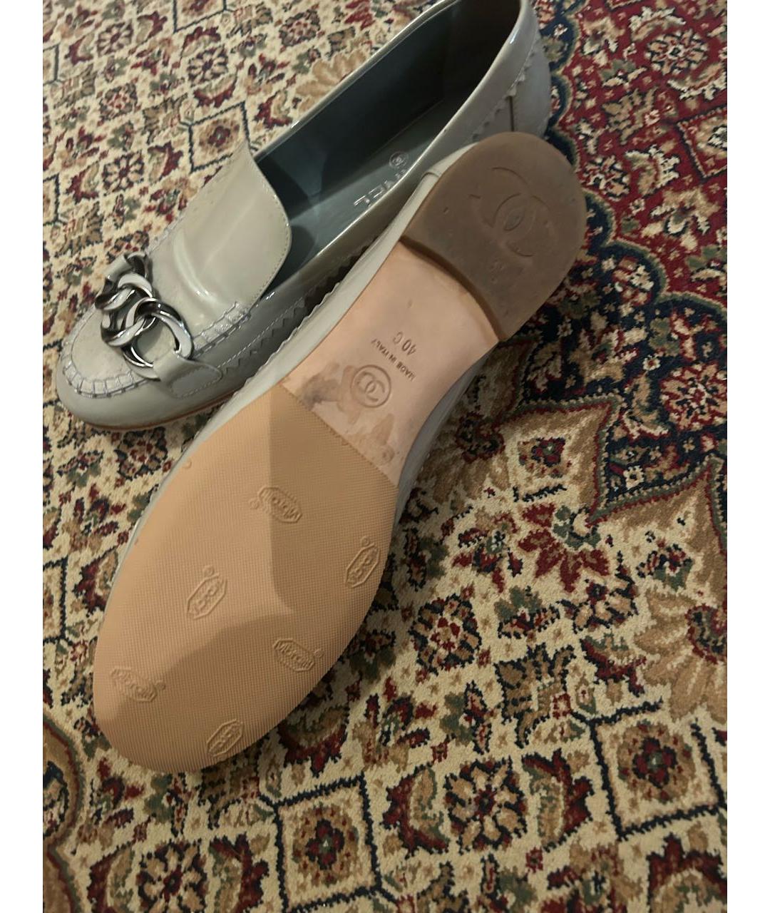 CHANEL Бежевые лоферы из лакированной кожи, фото 4