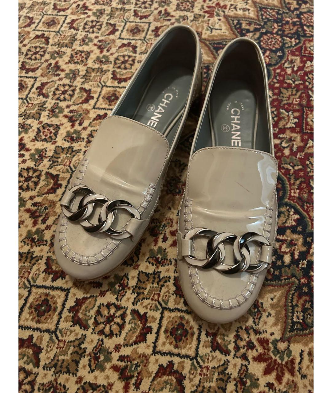 CHANEL Бежевые лоферы из лакированной кожи, фото 3