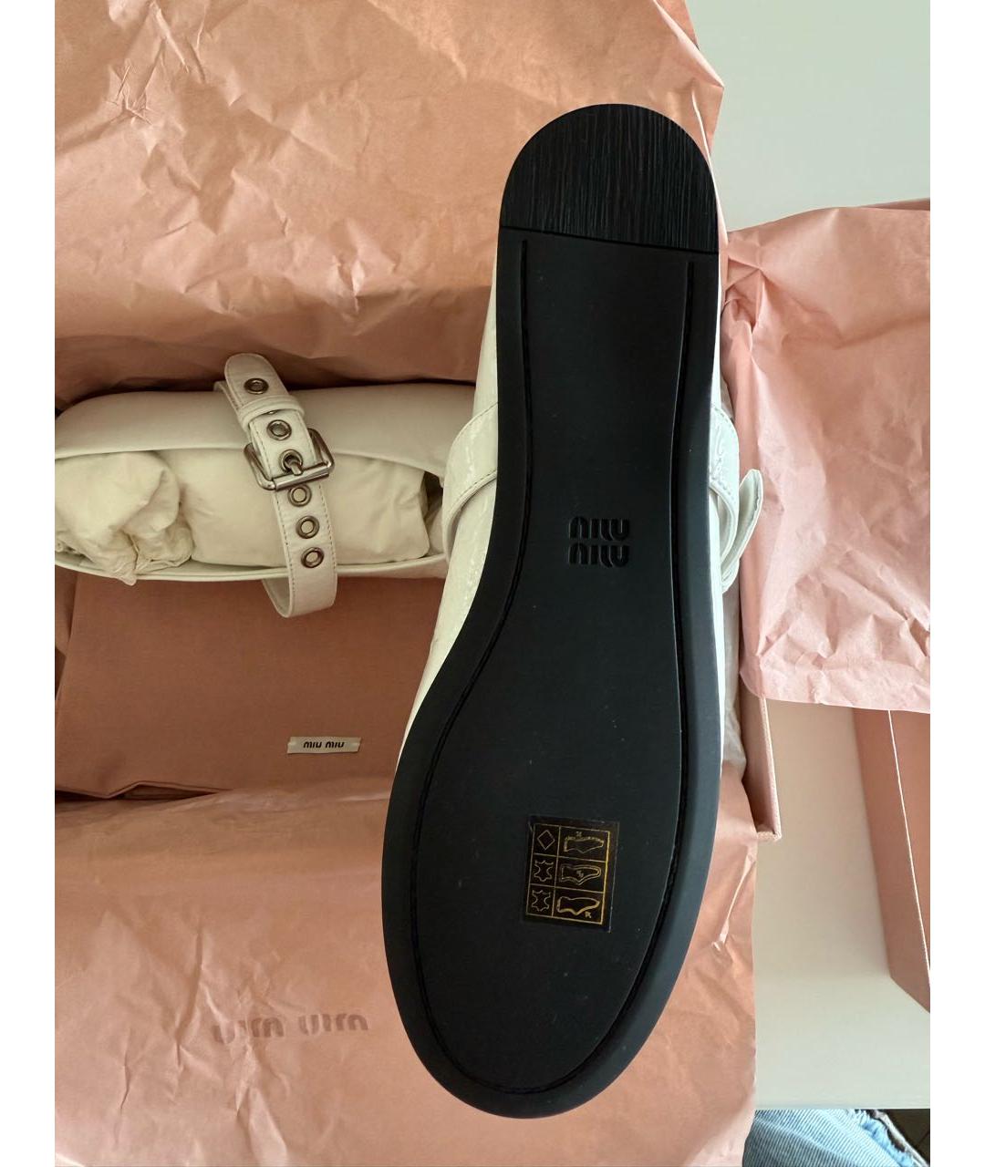 MIU MIU Белые балетки из лакированной кожи, фото 4
