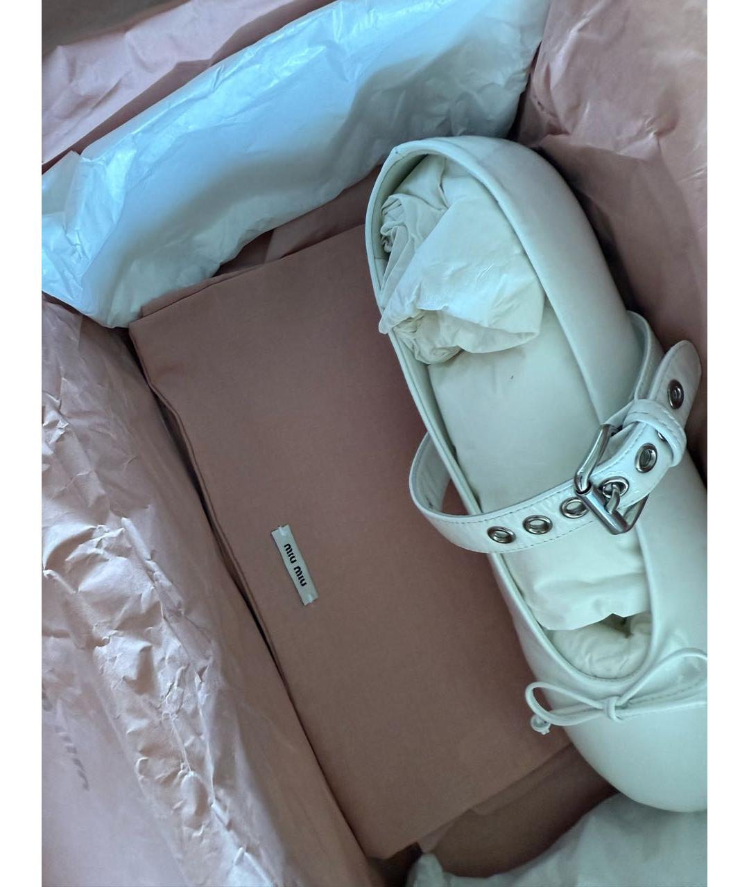 MIU MIU Белые балетки из лакированной кожи, фото 5
