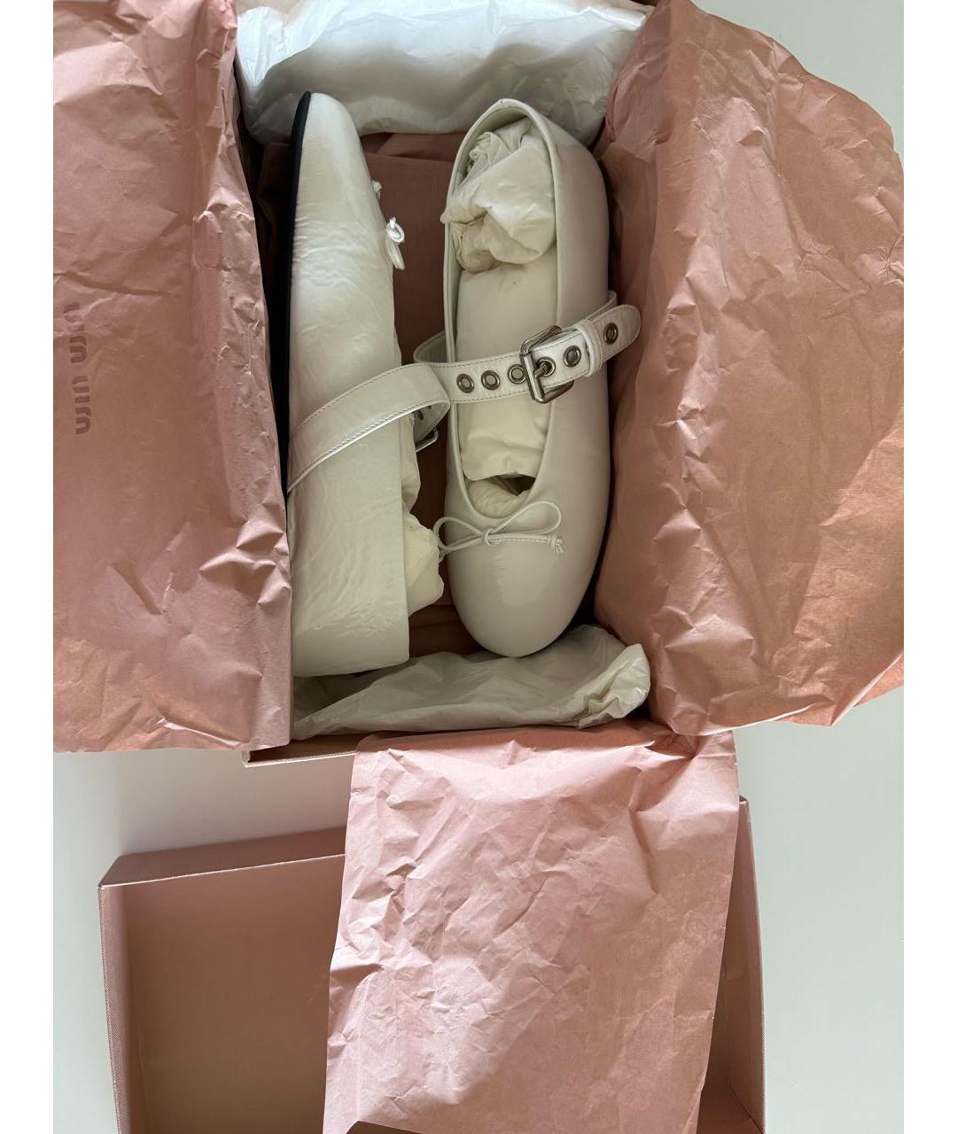 MIU MIU Белые балетки из лакированной кожи, фото 2