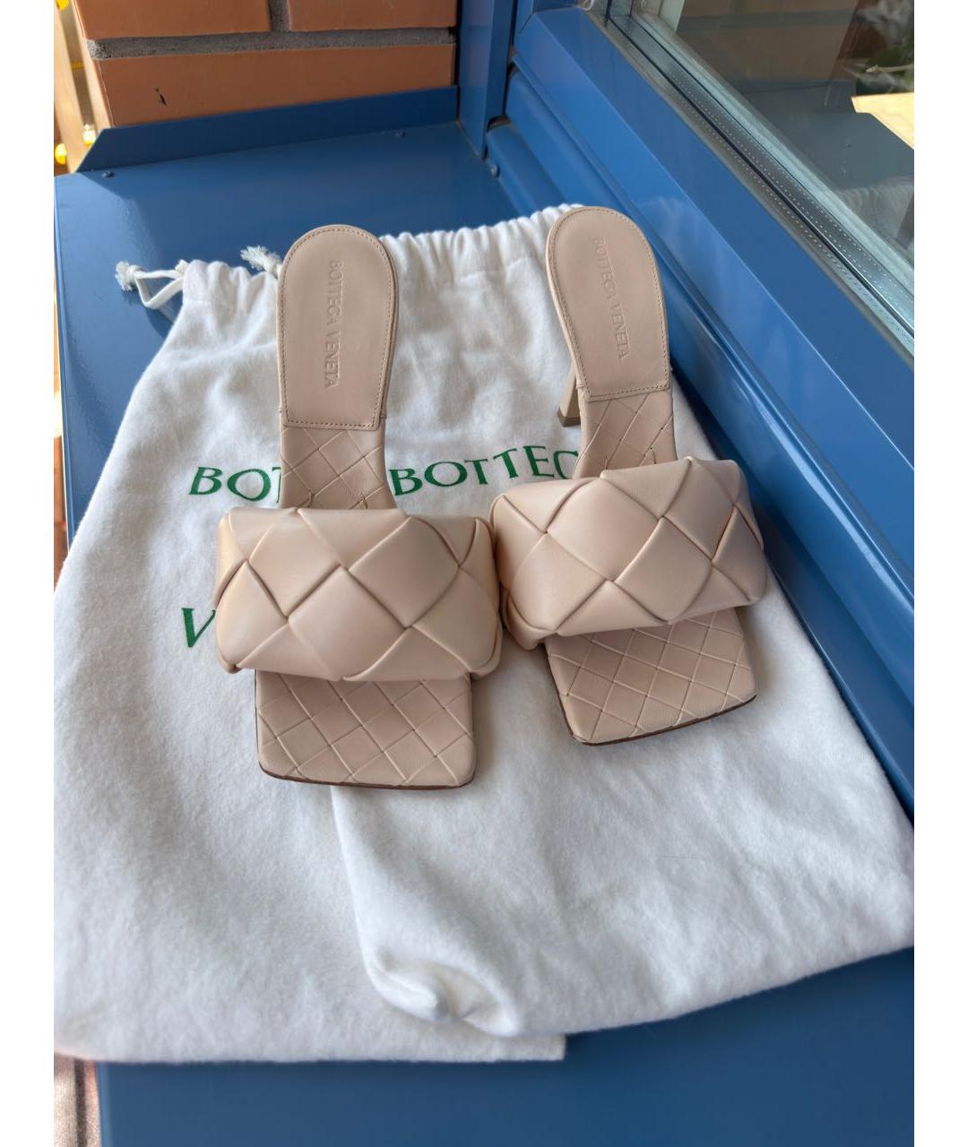 BOTTEGA VENETA Бежевые кожаные мюли, фото 2
