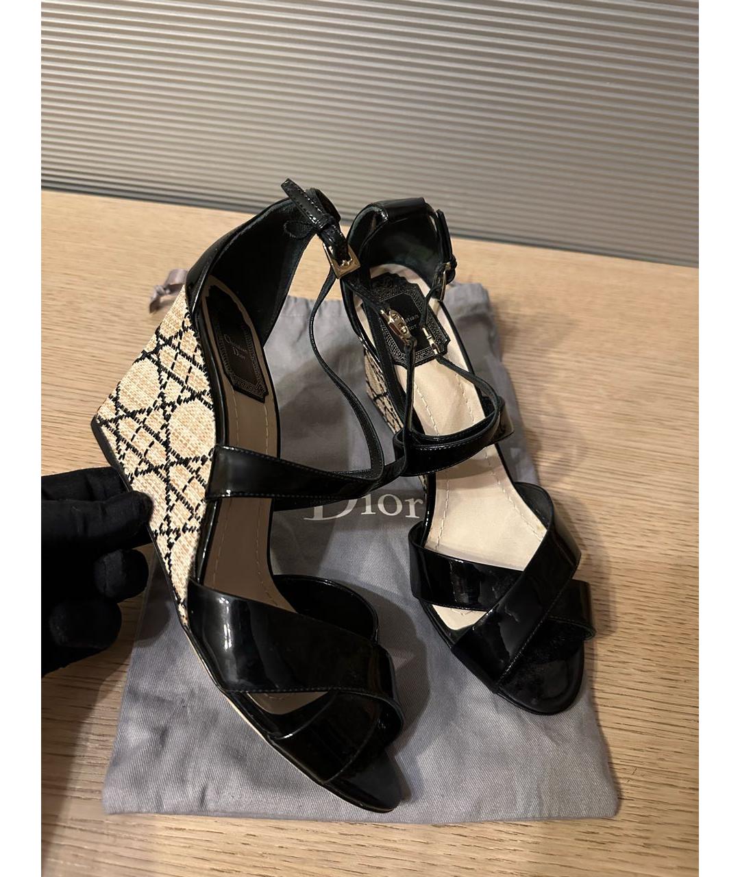 CHRISTIAN DIOR Черные босоножки из лакированной кожи, фото 6