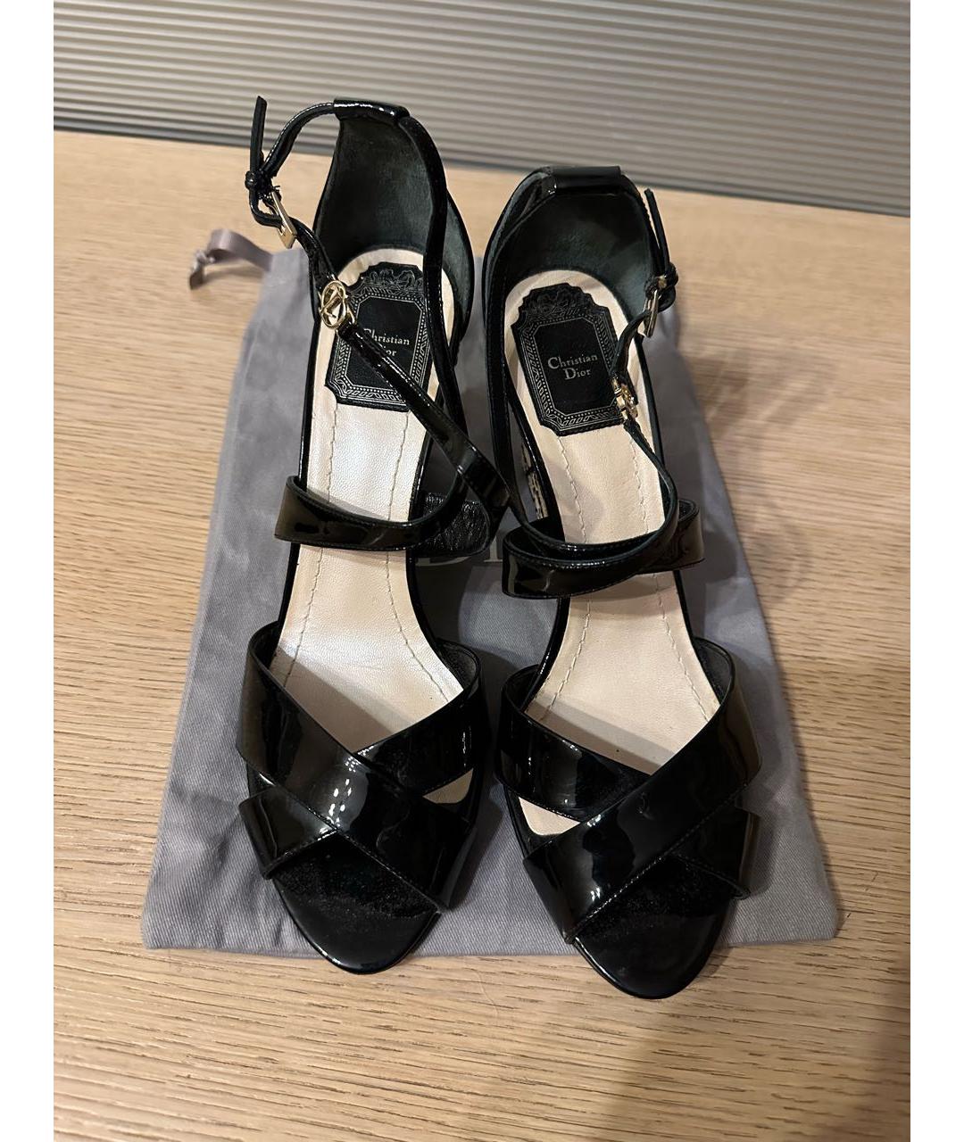 CHRISTIAN DIOR Черные босоножки из лакированной кожи, фото 2