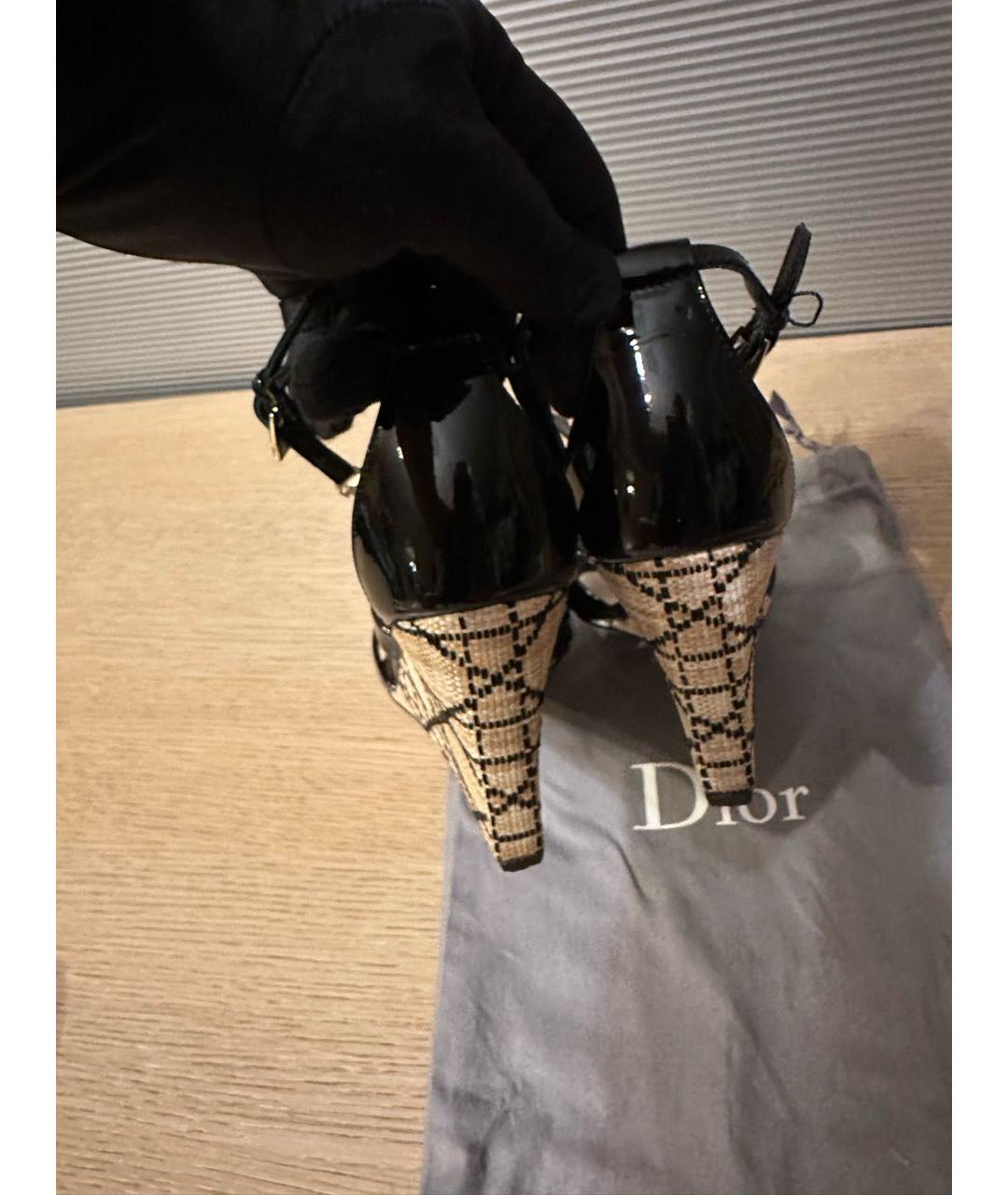 CHRISTIAN DIOR Черные босоножки из лакированной кожи, фото 4
