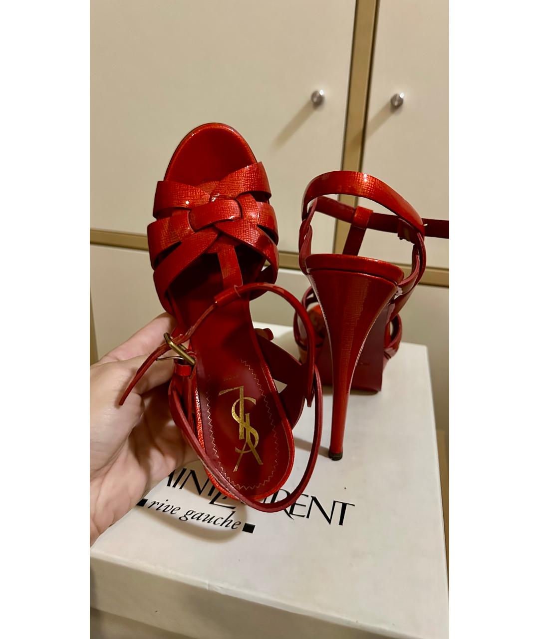 SAINT LAURENT Красные босоножки из лакированной кожи, фото 4