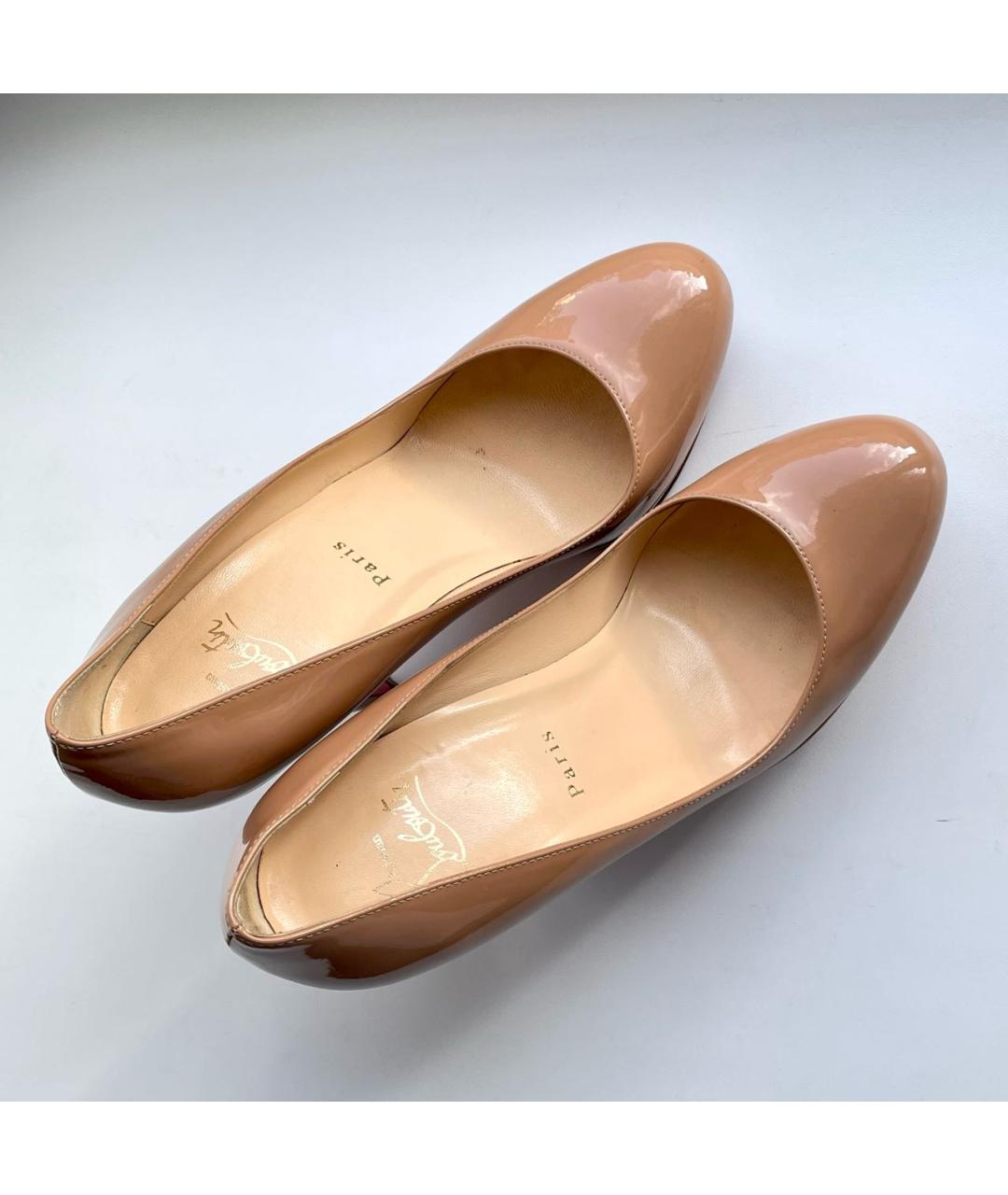 CHRISTIAN LOUBOUTIN Бежевые туфли из лакированной кожи, фото 7