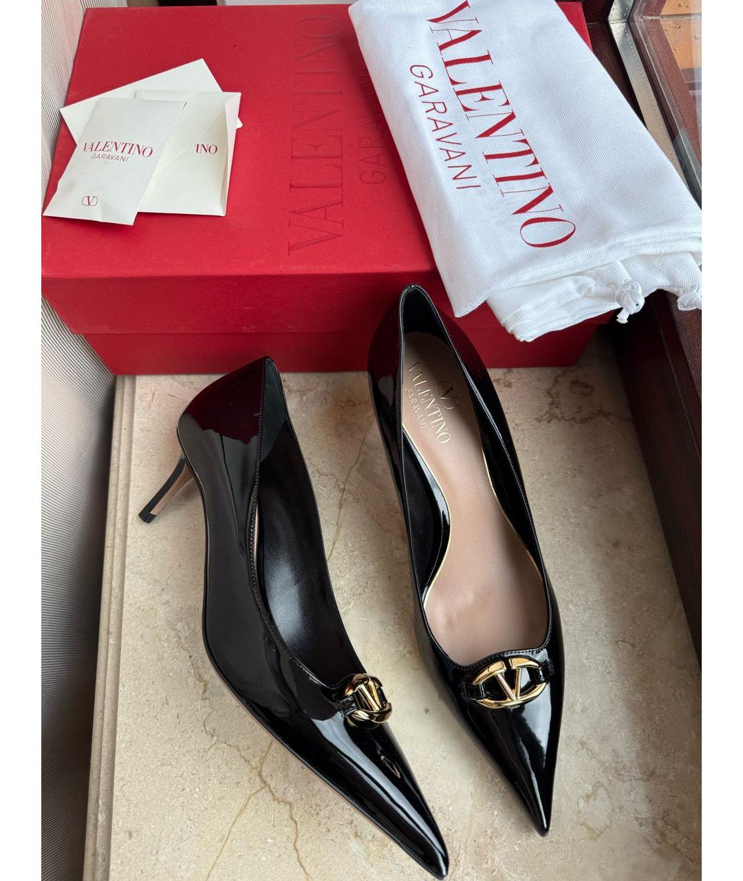 VALENTINO Черные лодочки на низком каблуке из лакированной кожи, фото 6