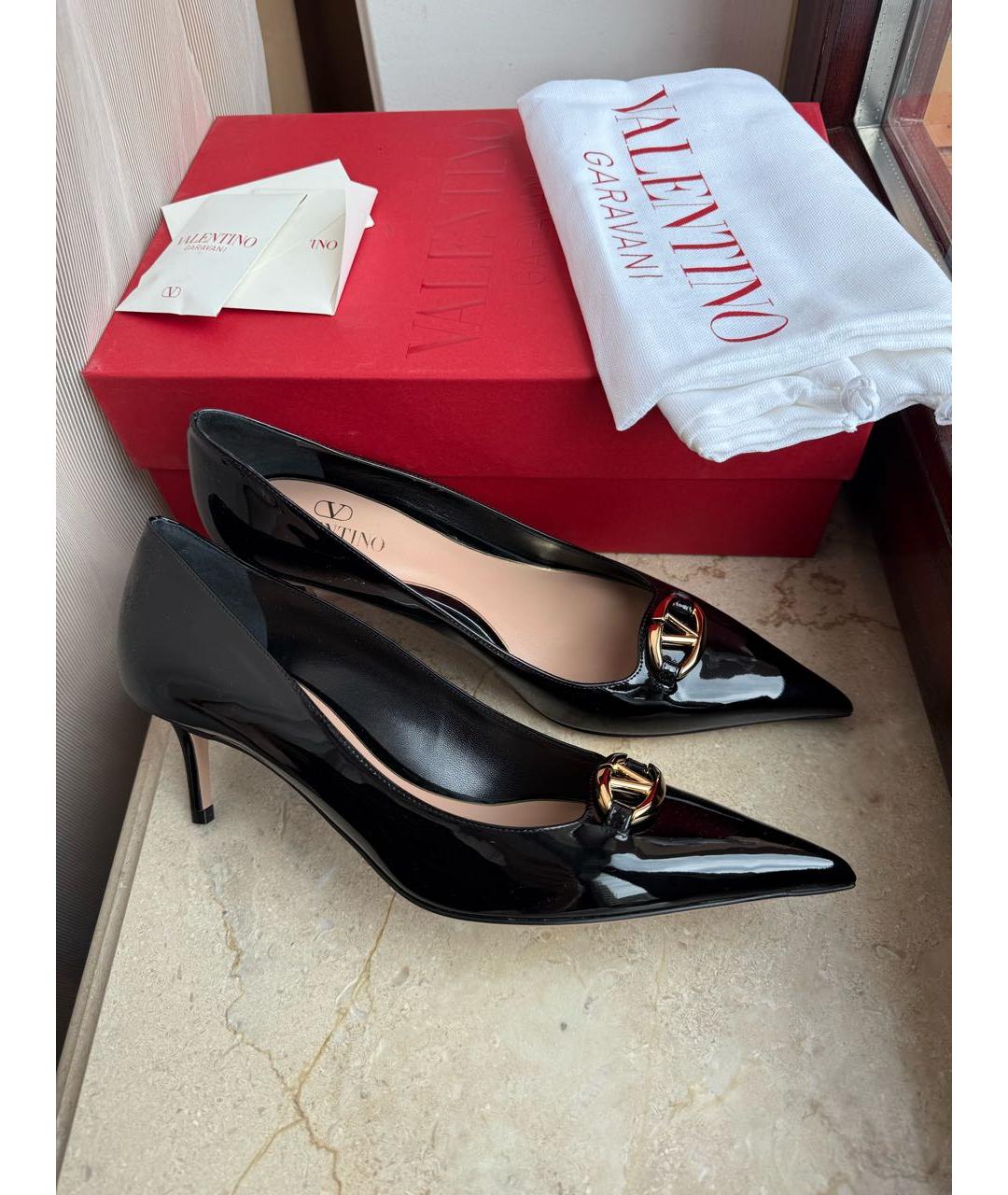VALENTINO Черные лодочки на низком каблуке из лакированной кожи, фото 4