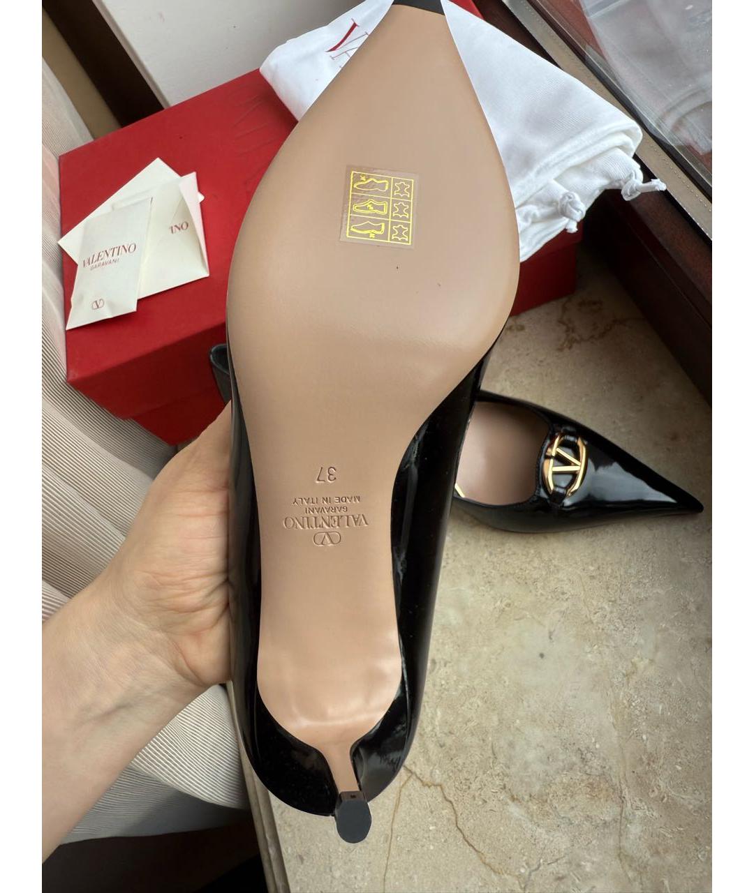 VALENTINO Черные лодочки на низком каблуке из лакированной кожи, фото 3