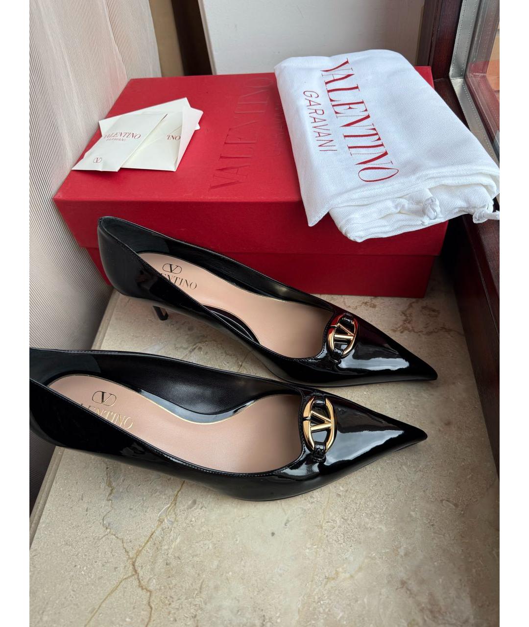 VALENTINO Черные лодочки на низком каблуке из лакированной кожи, фото 5