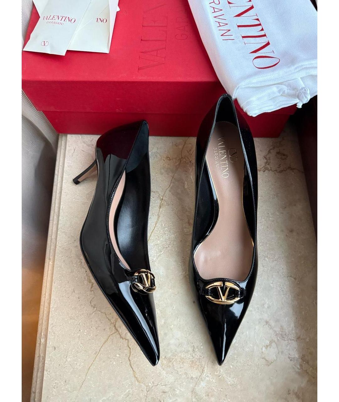 VALENTINO Черные лодочки на низком каблуке из лакированной кожи, фото 2