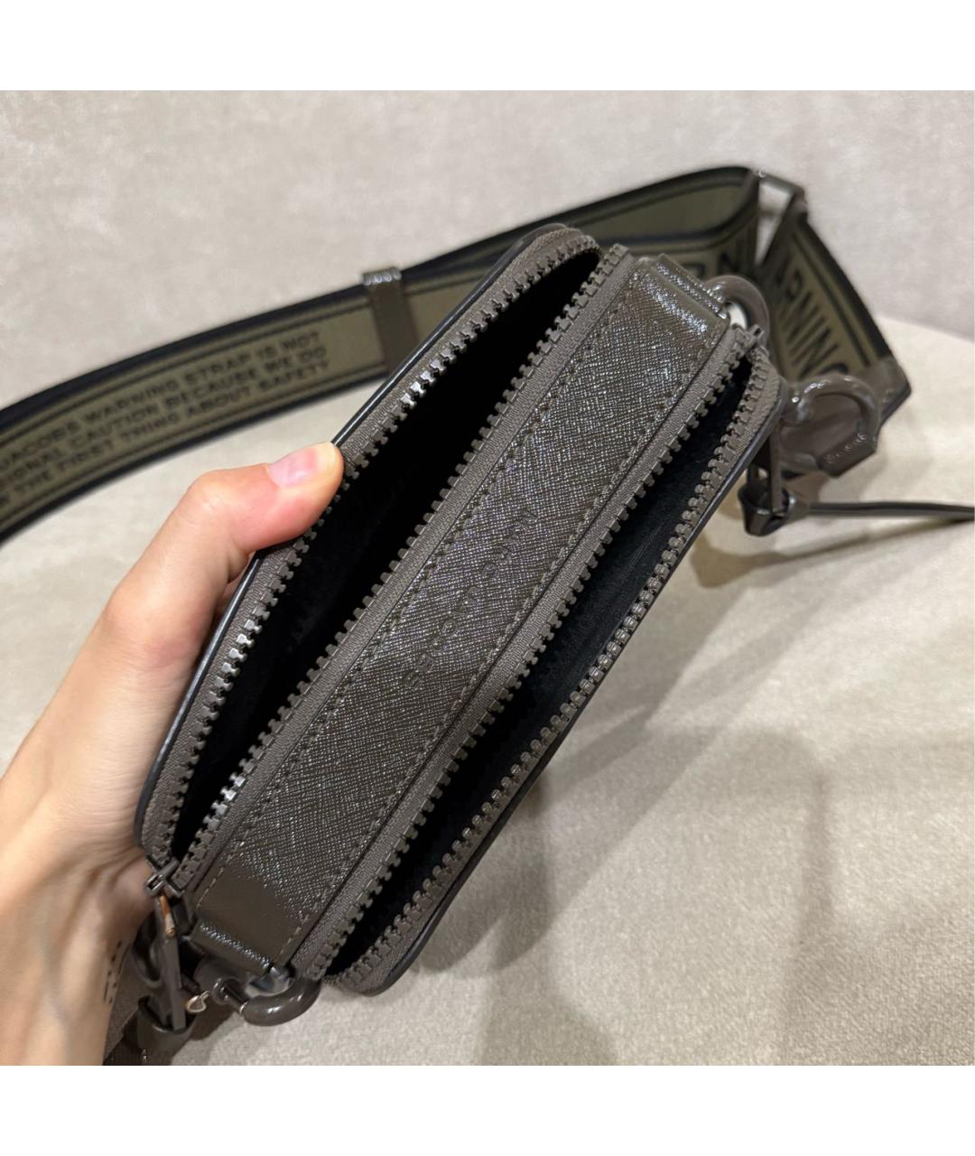 MARC JACOBS Хаки сумка через плечо из лакированной кожи, фото 4