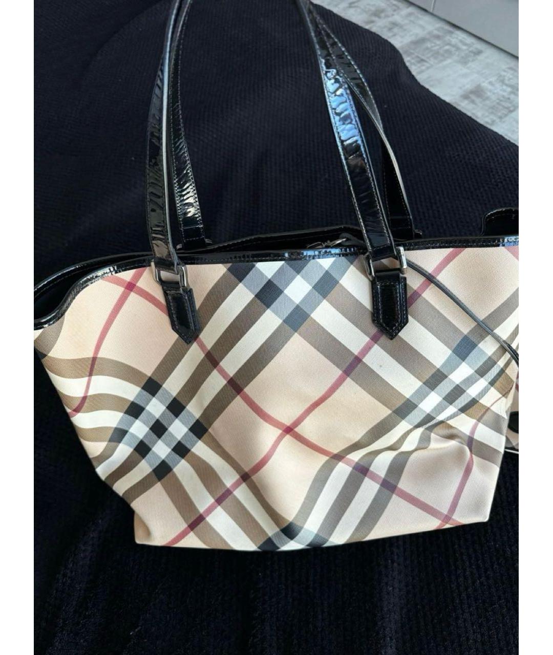 BURBERRY Бежевая сумка тоут из лакированной кожи, фото 9