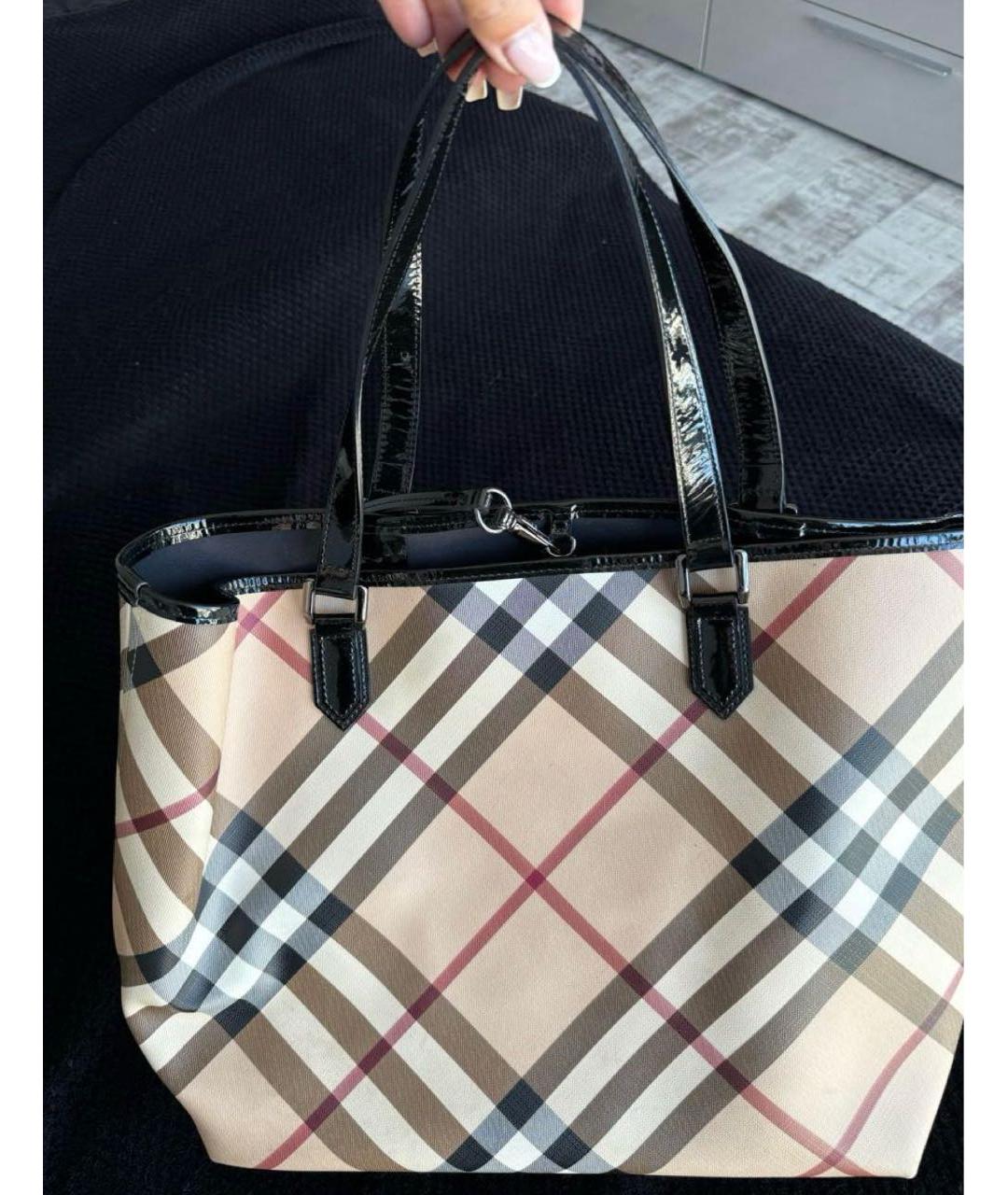 BURBERRY Бежевая сумка тоут из лакированной кожи, фото 2