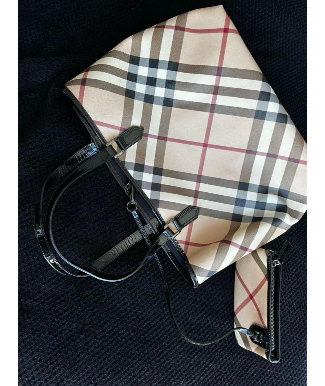 BURBERRY Бежевая сумка тоут из лакированной кожи, фото 3