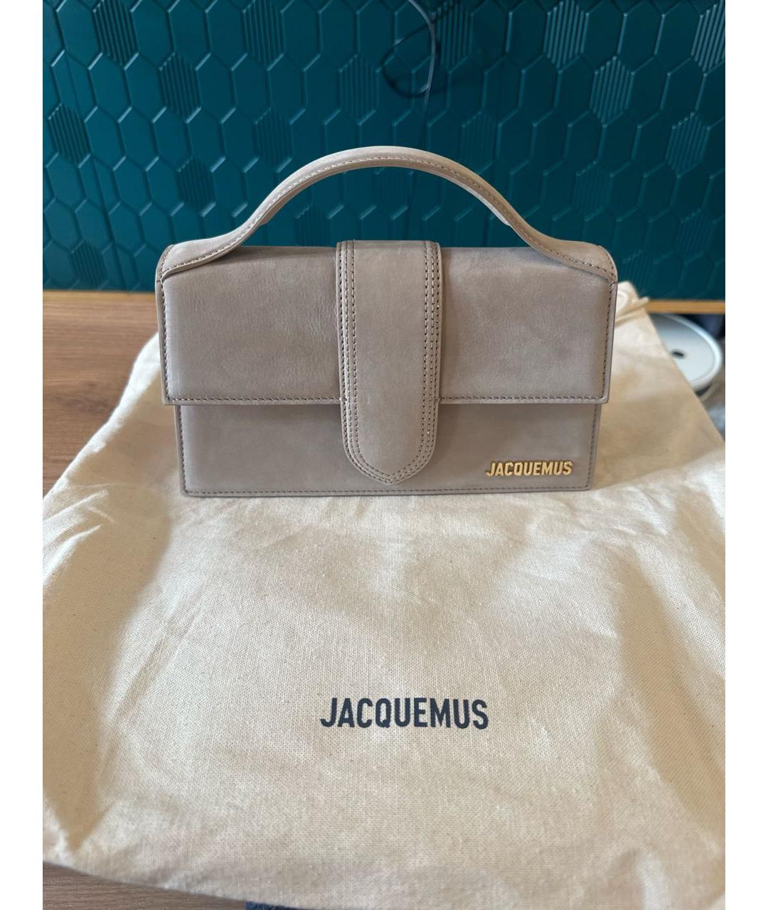 JACQUEMUS Бежевая замшевая сумка с короткими ручками, фото 6