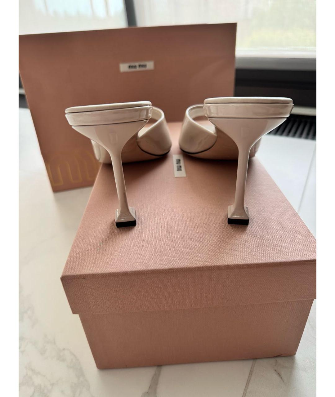 MIU MIU Бежевые мюли из лакированной кожи, фото 4