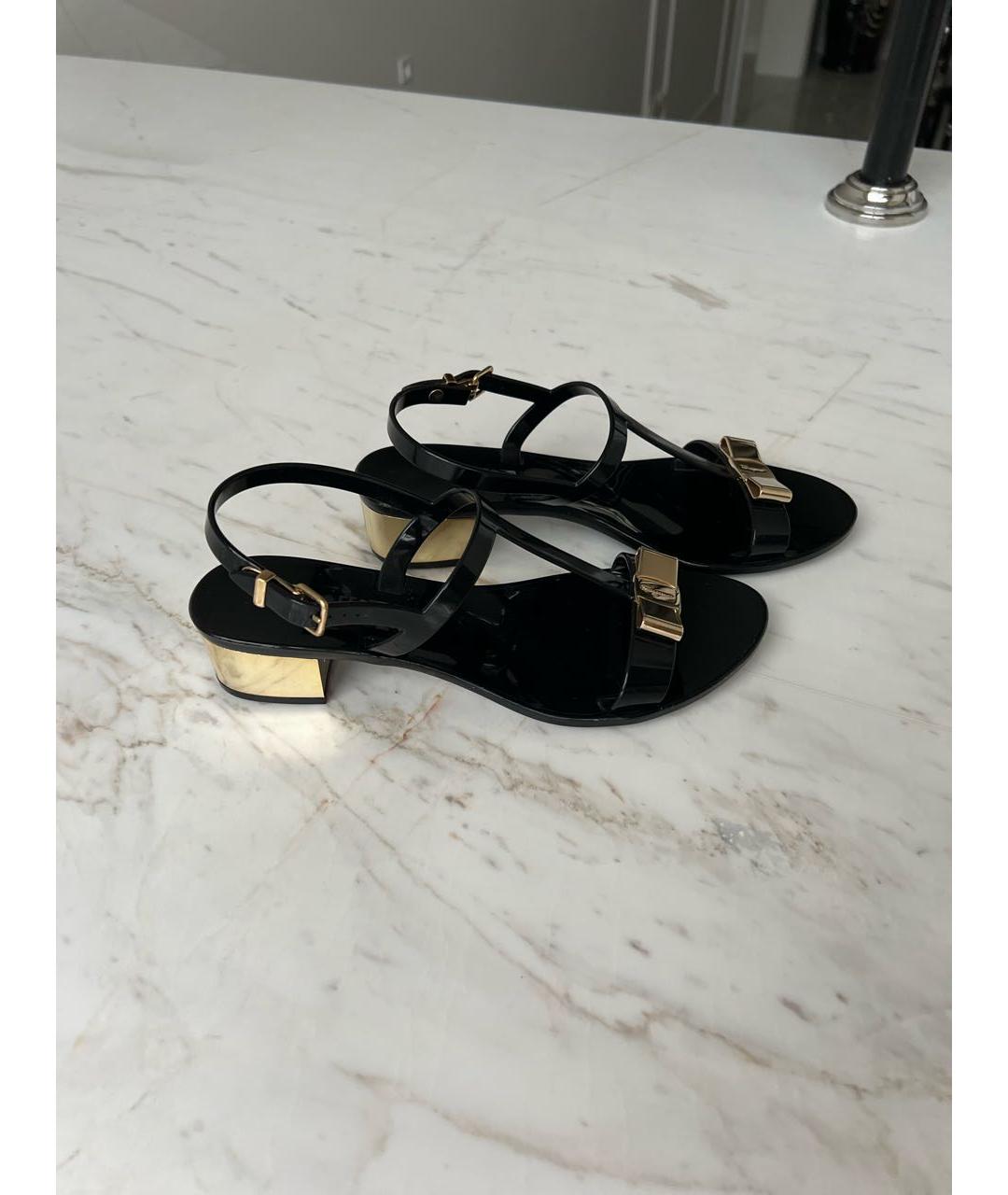 FERRAGAMO Черные резиновые босоножки, фото 5