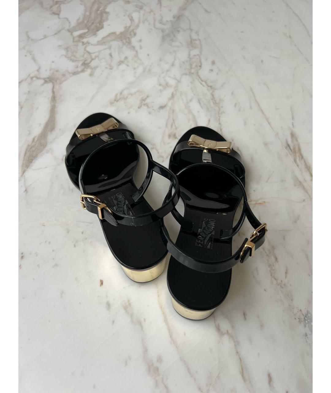 FERRAGAMO Черные резиновые босоножки, фото 3