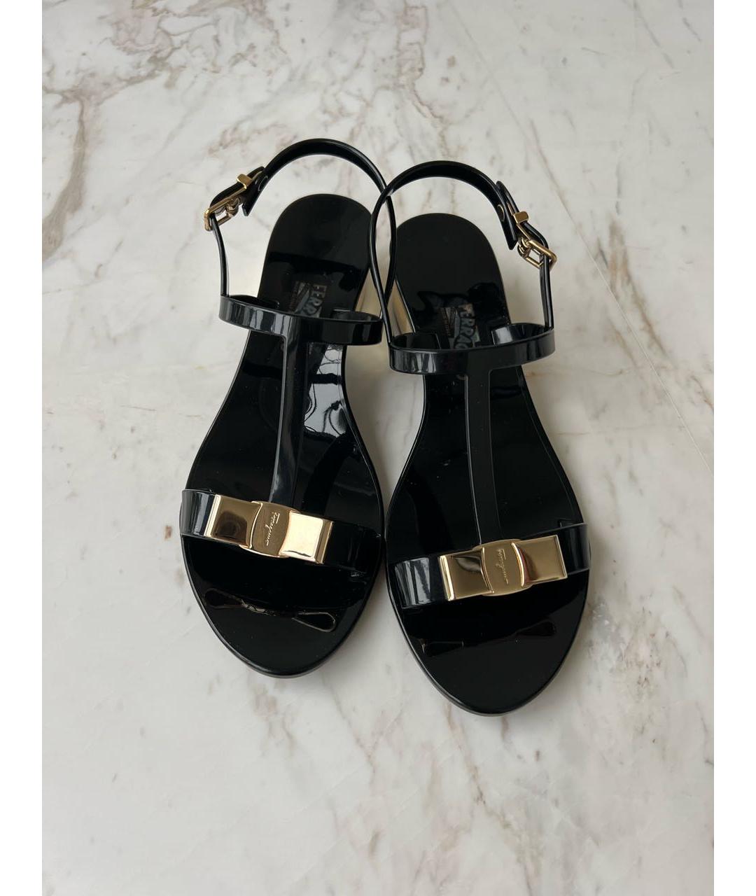 FERRAGAMO Черные резиновые босоножки, фото 2