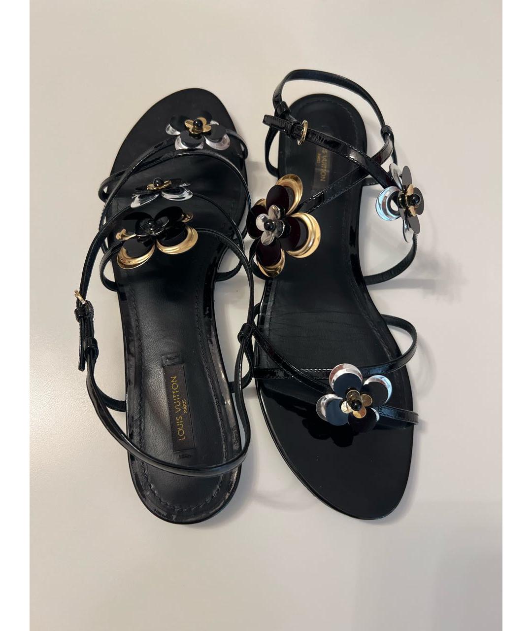LOUIS VUITTON Черные сандалии из лакированной кожи, фото 2