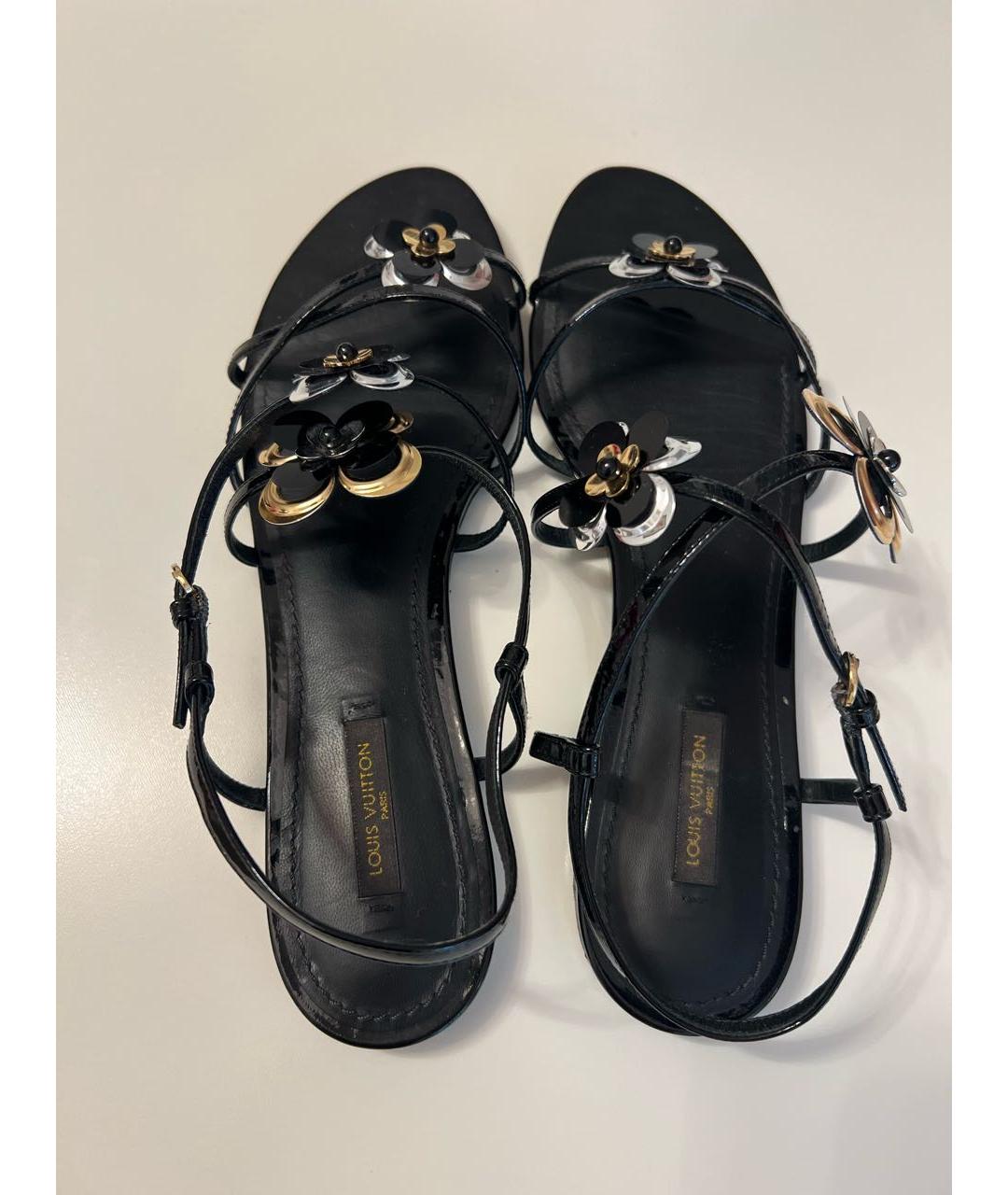 LOUIS VUITTON Черные сандалии из лакированной кожи, фото 3