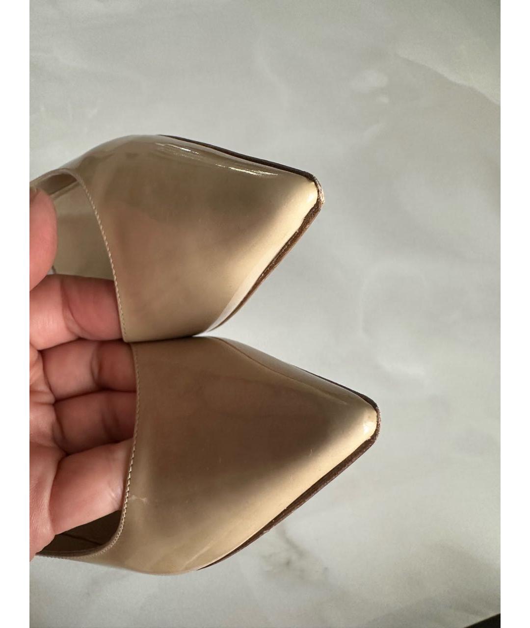JIMMY CHOO Бежевые туфли из лакированной кожи, фото 6