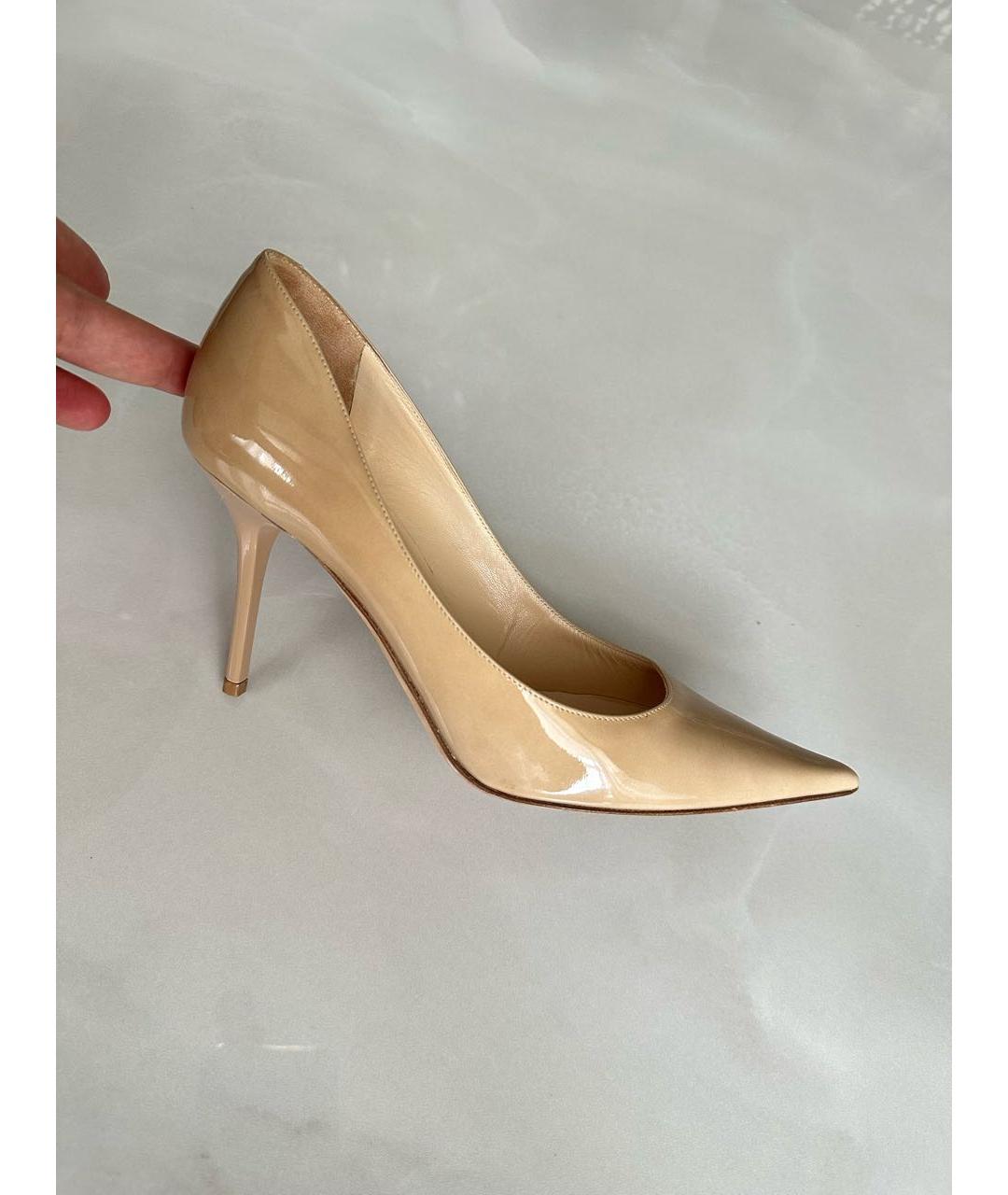 JIMMY CHOO Бежевые туфли из лакированной кожи, фото 9