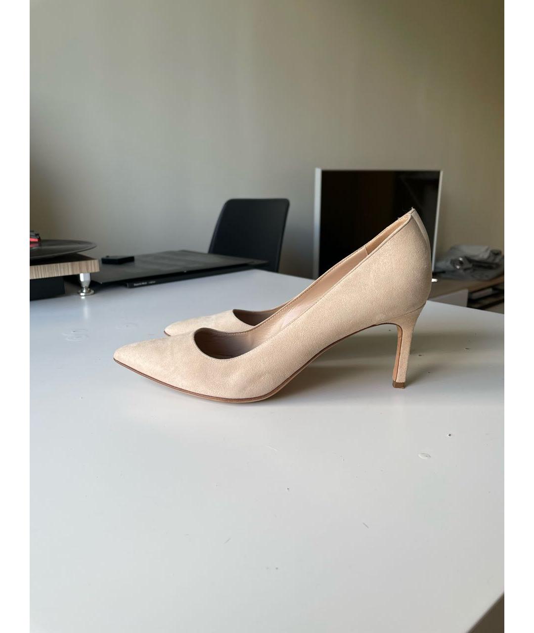 MANOLO BLAHNIK Бежевые замшевые лодочки на низком каблуке, фото 5