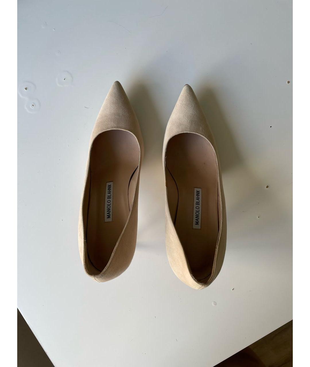 MANOLO BLAHNIK Бежевые замшевые лодочки на низком каблуке, фото 3