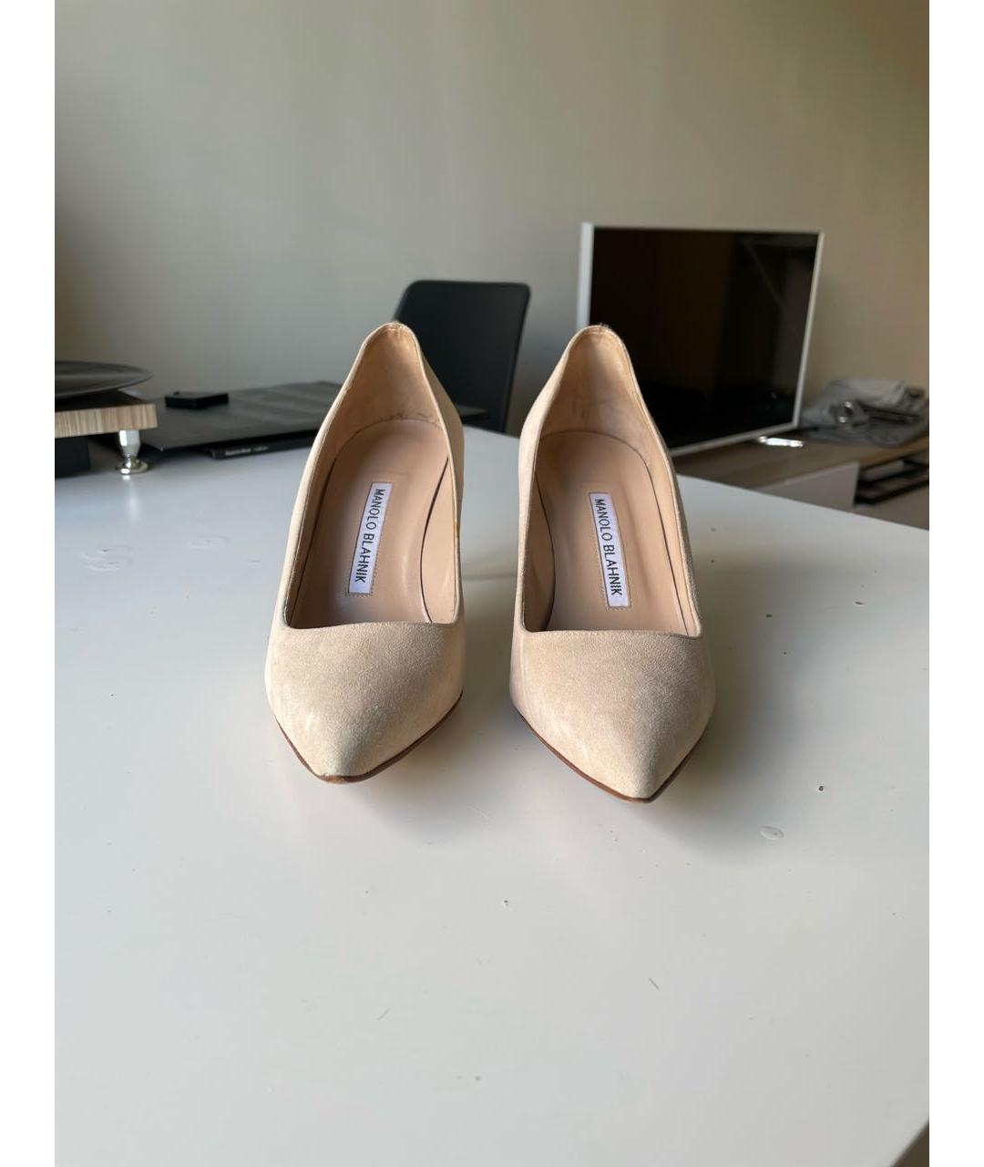 MANOLO BLAHNIK Бежевые замшевые лодочки на низком каблуке, фото 2