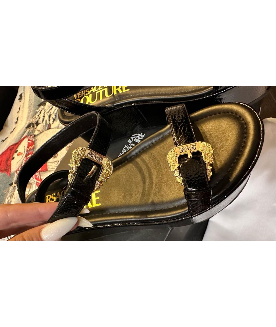 VERSACE JEANS COUTURE Черные сандалии из искусственной кожи, фото 3
